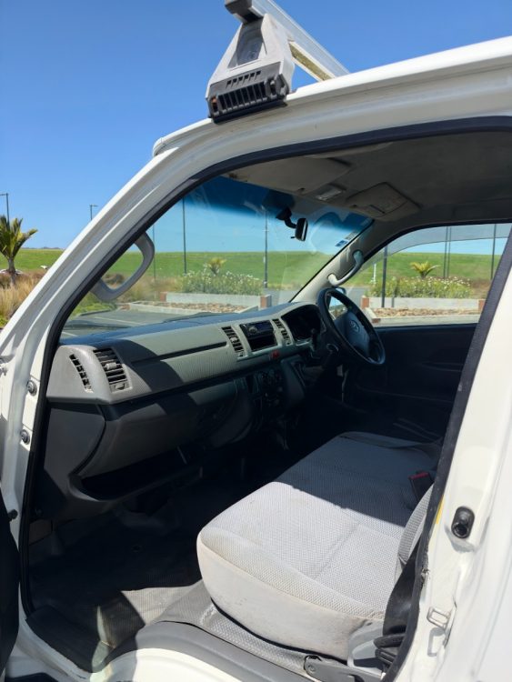 2010 Toyota Regius – photo 8