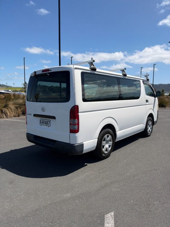 2010 Toyota Regius – photo 3