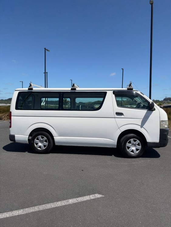 2010 Toyota Regius – photo 6