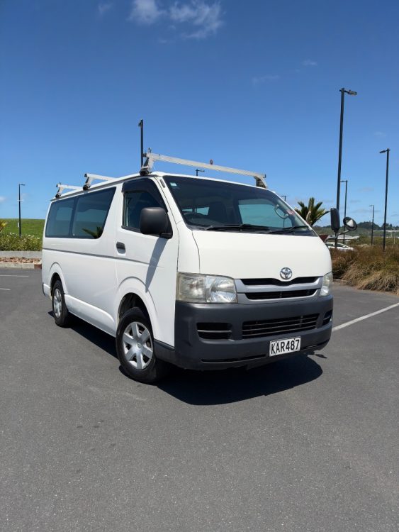 2010 Toyota Regius – photo 1