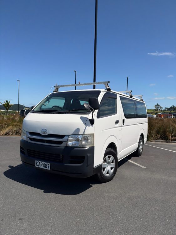 2010 Toyota Regius – photo 2