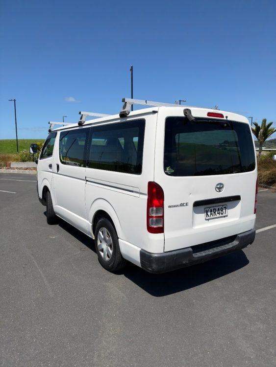 2010 Toyota Regius – photo 4