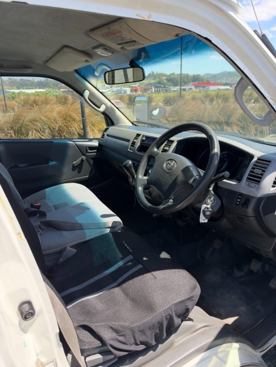2010 Toyota Regius – photo 7