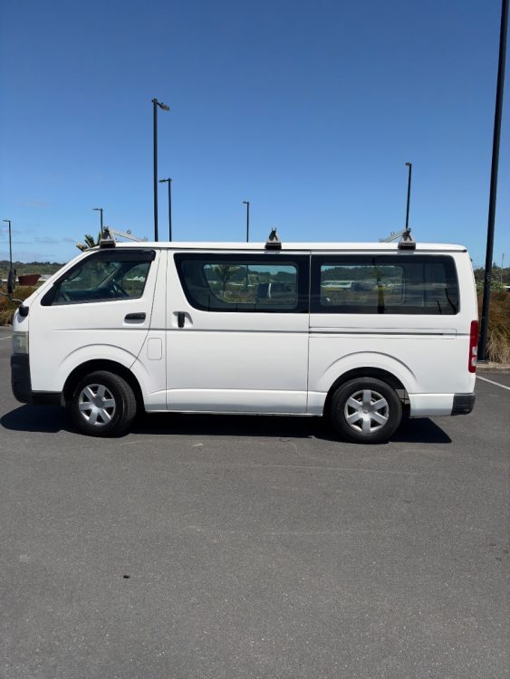 2010 Toyota Regius – photo 5